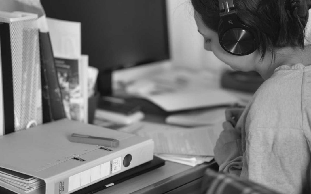 Mi-présentiel, mi-distanciel : maintenir et renforcer le collectif en travail hybride